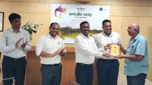 Dr. Satish Pande receives an award from Maharashtra Forest Department.