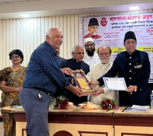 Dr. Satish Pande receives Bharatratna Maulana Abul Kalam Azad Award.